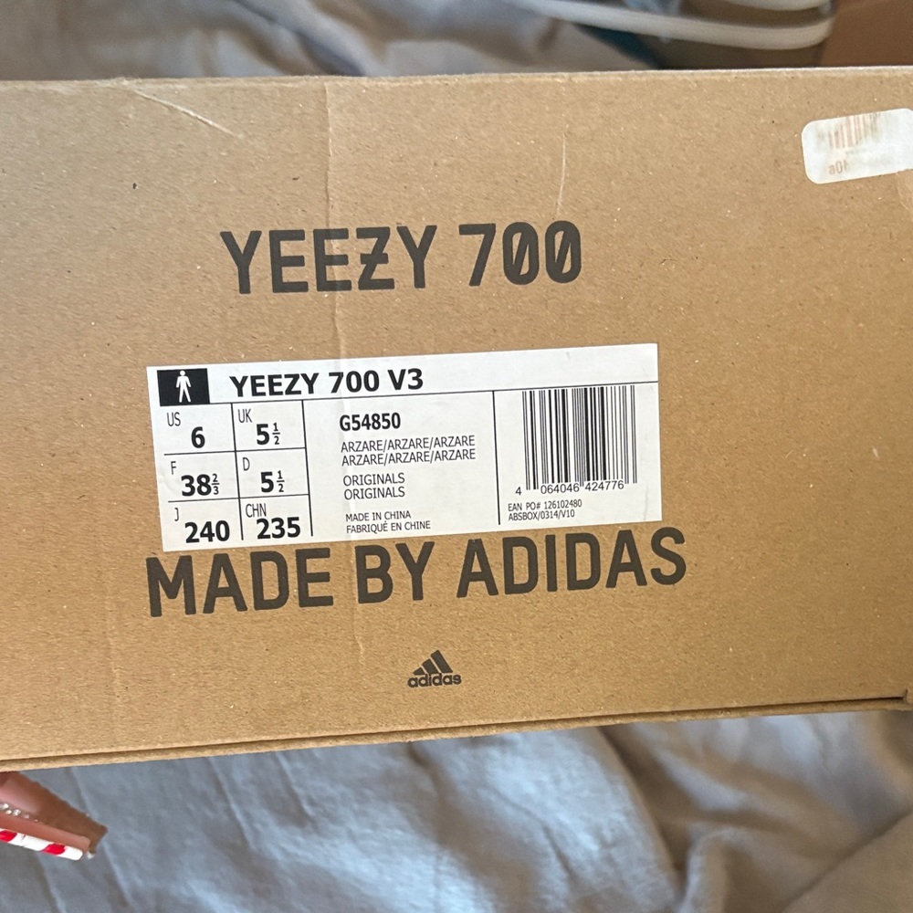 Yeezy 700 - Picture 9 of 10